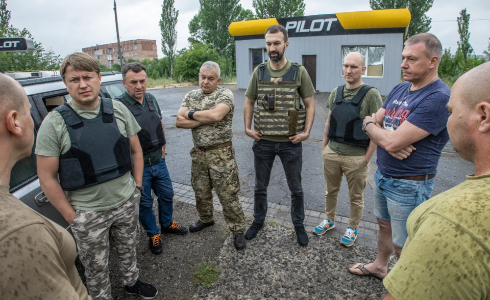 Deputy of the National Assembly Andriy Gerus (on the left), adviser to the head of the OP Serhiy Leshchenko (center) talk to soldiers, to whom they have brought a pickup truck. <span class="copyright">Oleksandr Medvedev / NV</span>