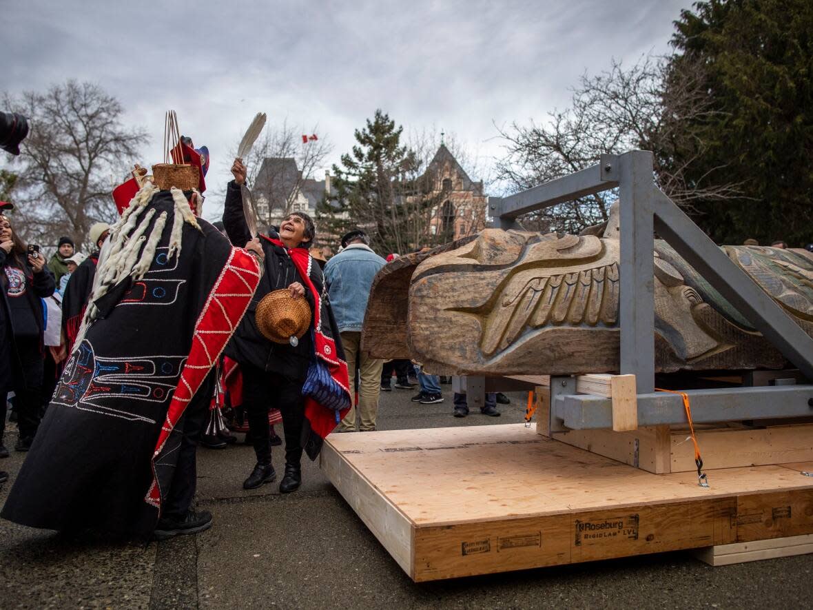 A totem pole belonging to the Nuxalk Nation is removed from the Royal B.C. Museum in Victoria, B.C., on Monday, Feb. 13, 2023. The pole will be repatriated to Bella Coola, B.C. (Ben Nelms/CBC - image credit)