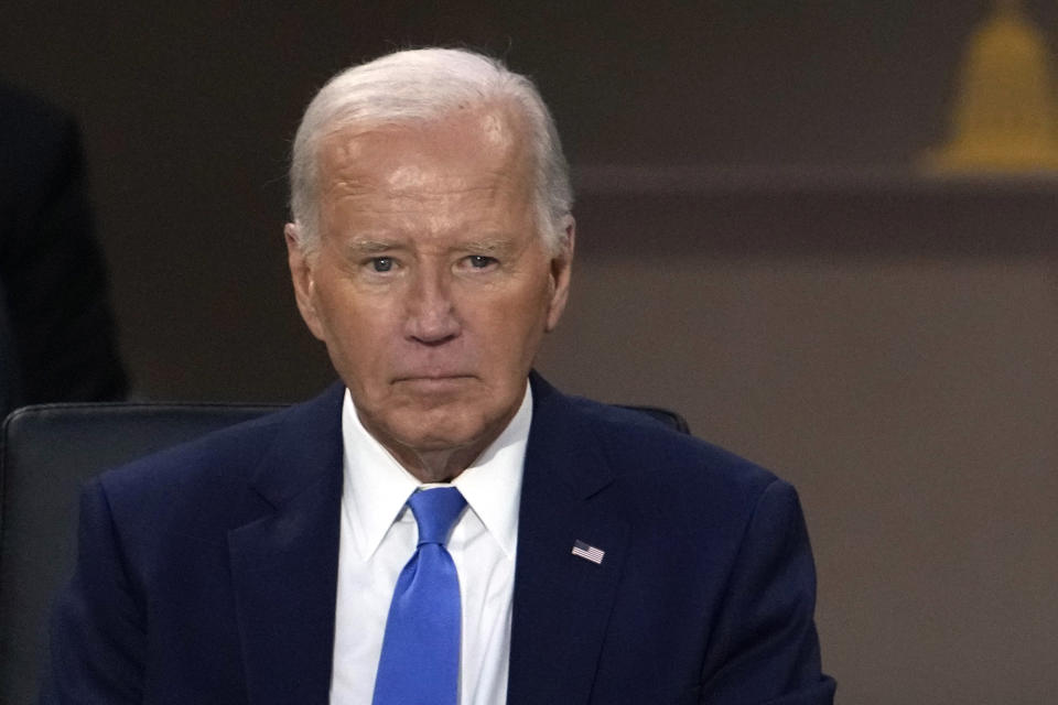 ARCHIVO - El presidente Joe Biden asiste a la Tercera Sesión de Trabajo de la cumbre de la OTAN en Washington, el 11 de julio de 2024. Biden renunció a su candidatura presidencial de 2024 el domingo 21 de julio de 2024. (Foto AP/Susan Walsh, archivo)