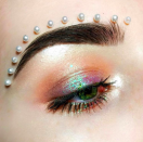 <p>Au mois de Septembre, les férues de maquillage ont eu l’idée d’ajouter des <a rel="nofollow" href="https://uk.style.yahoo.com/glueing-pearls-face-latest-bizarre-beauty-trend-143035995.html" data-ylk="slk:perles;elm:context_link;itc:0;sec:content-canvas;outcm:mb_qualified_link;_E:mb_qualified_link;ct:story;" class="link  yahoo-link">perles</a> à leur arsenal. Les lèvres, les pommettes et les sourcils ont donc été contraints de suivre le mouvement. <em>[Photo : Instagram]</em> </p>