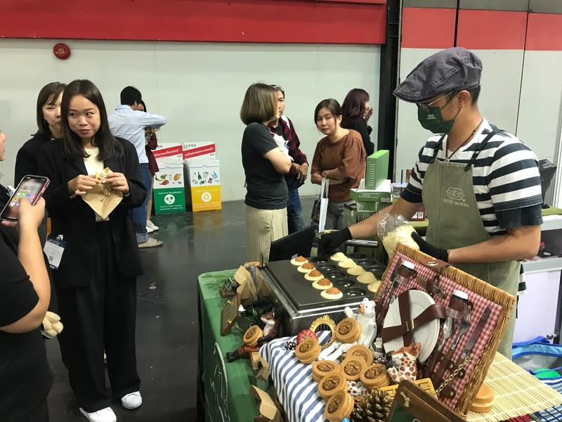 泰國連鎖加盟展台灣車輪餅吸引業者駐足 第20屆泰國連鎖加盟展11日起到14日在曼谷登場，經 濟部率領10家業者參加連鎖加盟展，台灣的車輪餅吸 引不少泰國業者駐足。 中央社記者呂欣憓曼谷攝  113年7月11日 