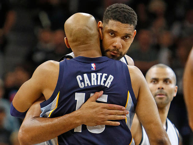 Vince Carter and Tim Duncan discuss oversized jeans. (Getty Images)