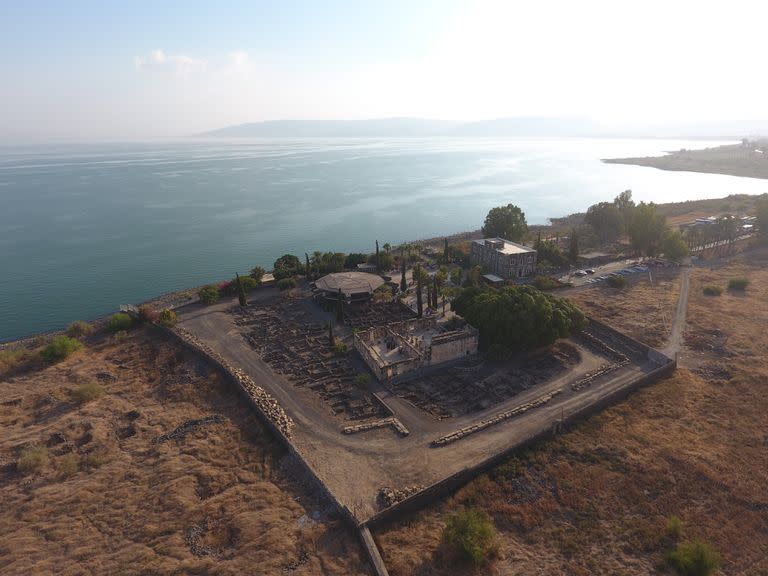 Las ruinas de Cafarnaúm junto al mar de Galilea