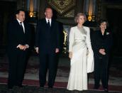 <p>Durante el encuentro de los reyes de España con el presidente egipcio, en el verano de 1996, doña Sofía lució un <strong>vestido drapeado en color plata</strong>, de la <strong>colección de Valentino.</strong></p>