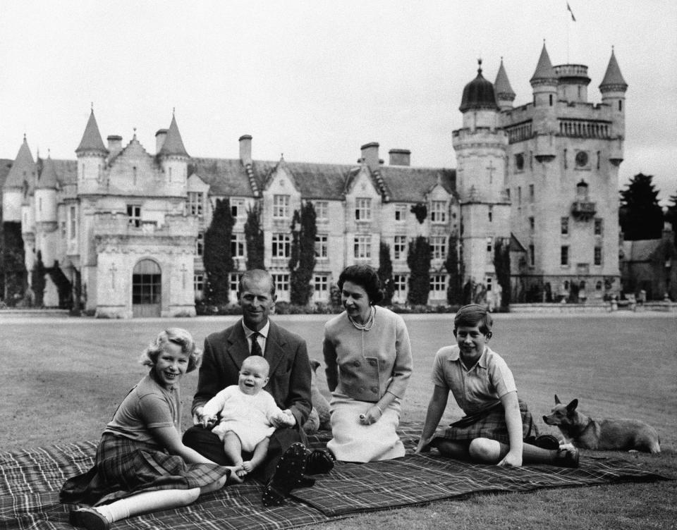 En esta foto de septiembre de 1960, la reina Isabel II de Gran Bretaña, el príncipe Felipe y sus hijos, el príncipe Carlos, a la derecha, la princesa Ana y el príncipe Andrés, posan en el Castillo de Balmoral en Escocia. (AP Foto/Archivo)