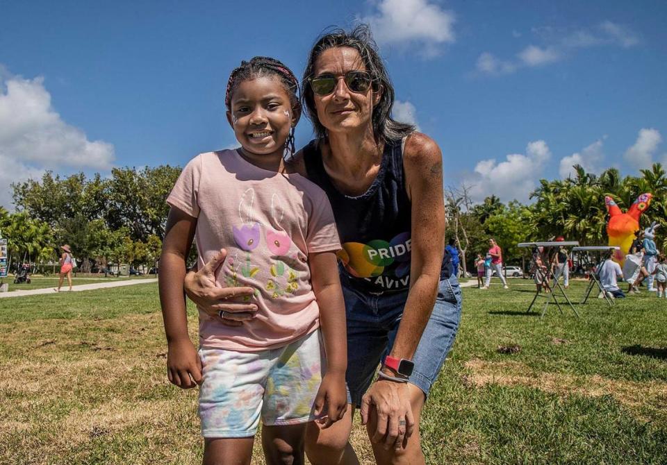 Cecile Houry con su hija Lila Houry disfrutando del aire libre en la celebración del Picnic Familiar de Pascua, que forma parte del Festival del Orgullo de Miami Beach en Pride Park, el sábado 08 de abril de 2023.
