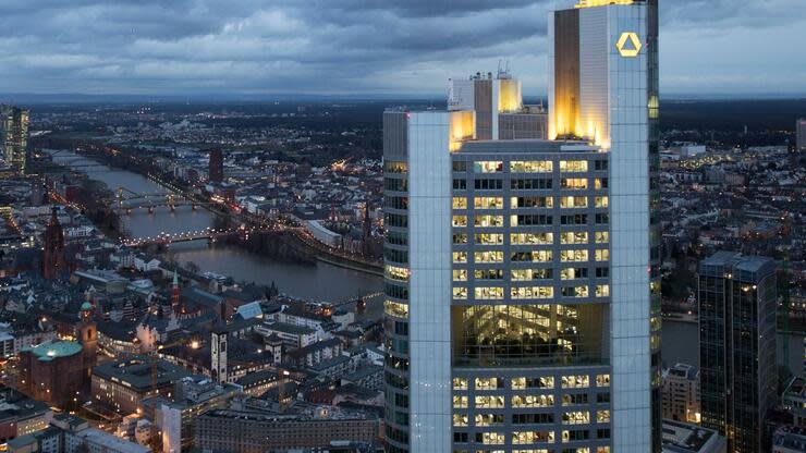 Deutschlands zweitgrößte Privatbank plant deutliche Einschnitte im Filialnetz und im Auslandsgeschäft. Foto: dpa