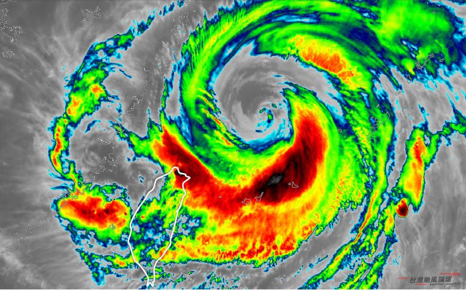 卡努颱風出現「超大」颱風眼。（圖／翻攝自台灣颱風論壇｜天氣特急臉書）