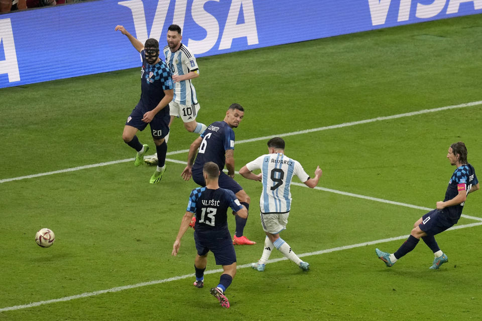 Julián Álvarez (centro) anotó el tercer gol de Argentina en la victoria 3-0 ante Croacia en la semifinal de la Copa Mundial, el martes 13 de diciembre de 2022, en Lusail, Qatar. (AP Foto/Thanassis Stavrakis)