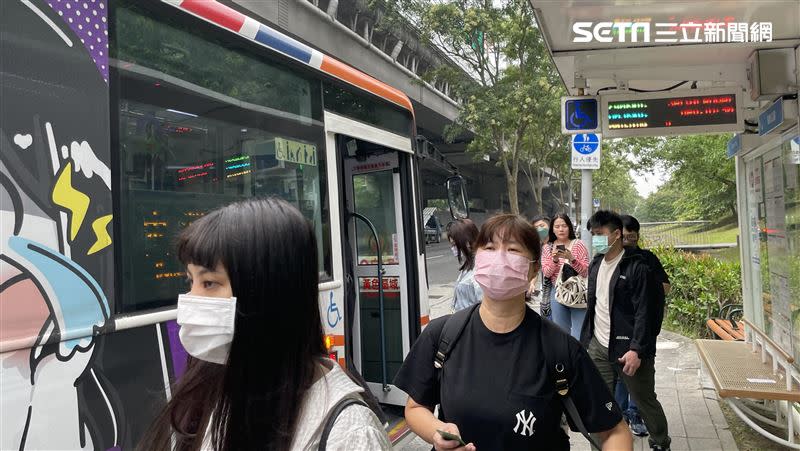 台北市政府交通局長謝銘鴻指出，因應下班人潮有增開公車班次。（圖／記者王翊綺攝影）