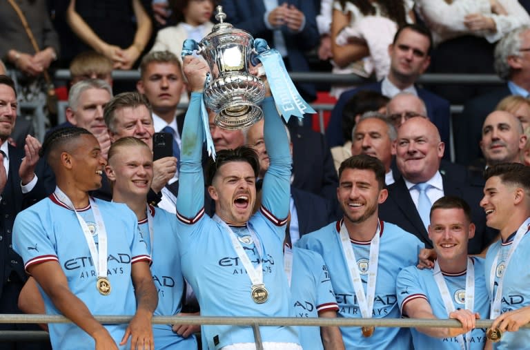 Jack Grealish (centro), jugador del Manchester City, levanta la Copa de Inglaterra tras la victoria de la edición 2023, el 3 de junio de 2023 en Wembley, Londres (Adrian DENNIS)