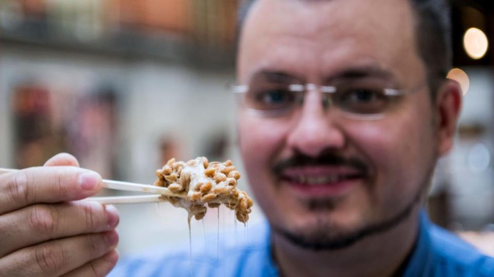 Andreas Ahrens del Museo de la Comida Asquerosa.