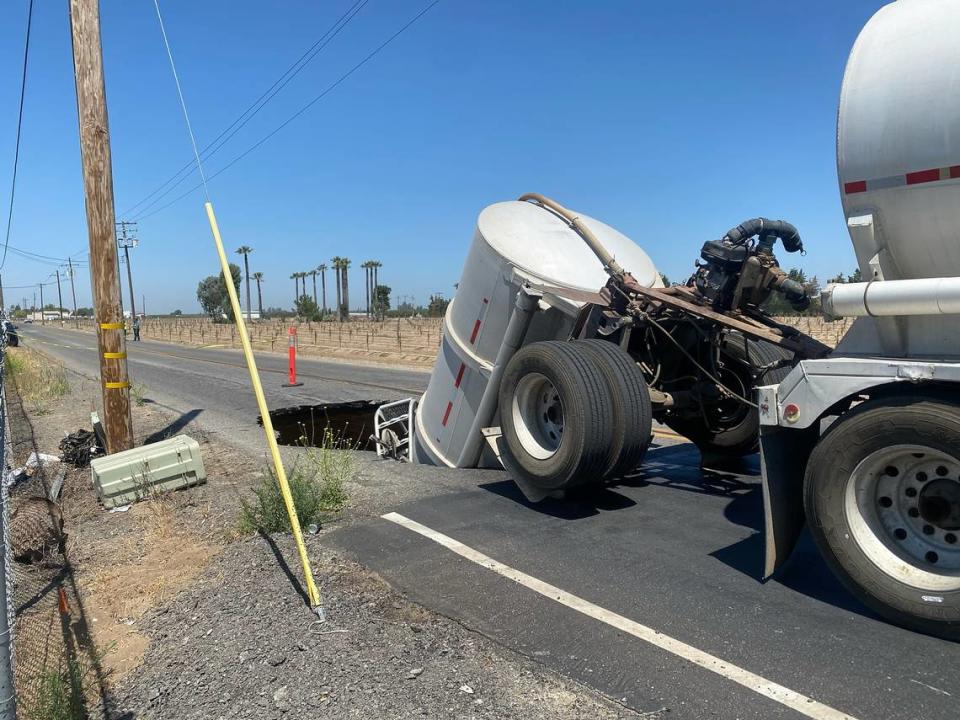 Un tráiler tirado por un camión cayó en un socavón alrededor de las 10:25 a.m. del lunes 10 de junio de 2024, en Madera, según la Patrulla de Carreteras de California.