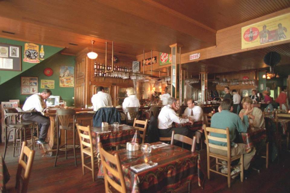 The dining room of Alexander Michael’s in October 1994.