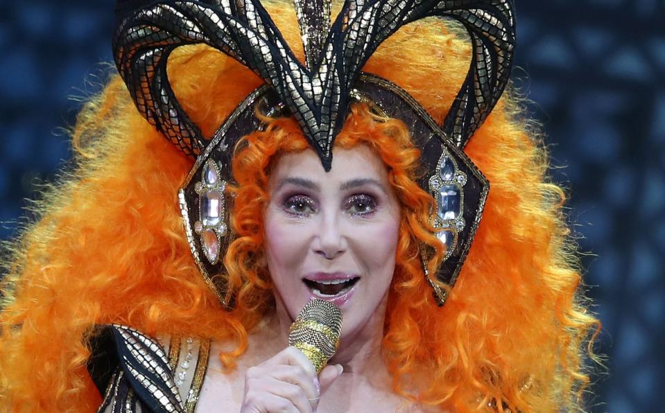 Cher begeistert bei ihren Live-Shows mit einer Kraft, die man eher bei einer 47-Jährigen erwarten würde: Dabei ist die Sängerin und Schauspielerin bereits 74. (Bild: Scott Barbour/Getty Images)