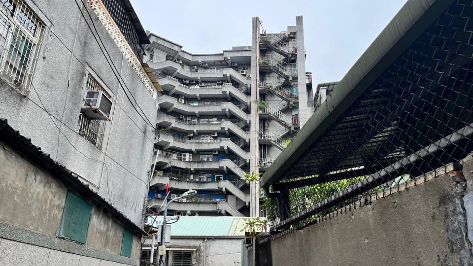 台北市老宅普遍有外牆斑駁、加裝鐵窗、長壁癌等問題。（示意圖／東森新聞張琬聆攝）