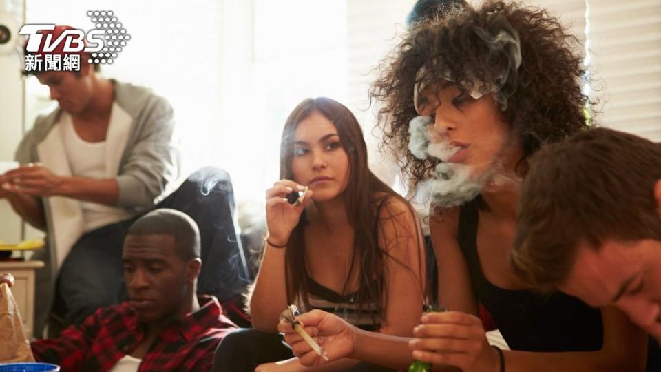 去年7月民調，約16%美國人表示「最近用過大麻」，48%人表示「曾用過」。（示意圖／shutterstock 達志影像）