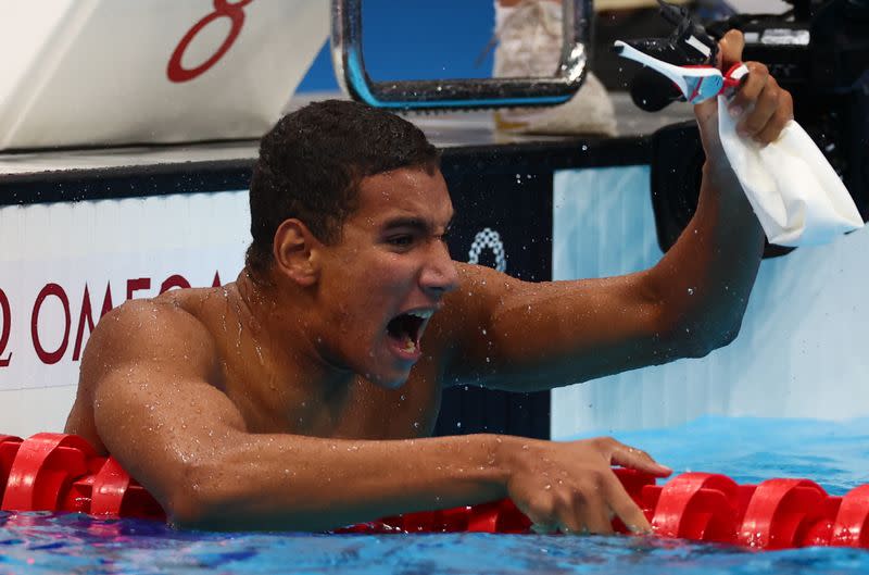 Foto del domingo del tunecino Ahmed Hafnaoui celebrando tras ganar el oro en los 400 mts libres.