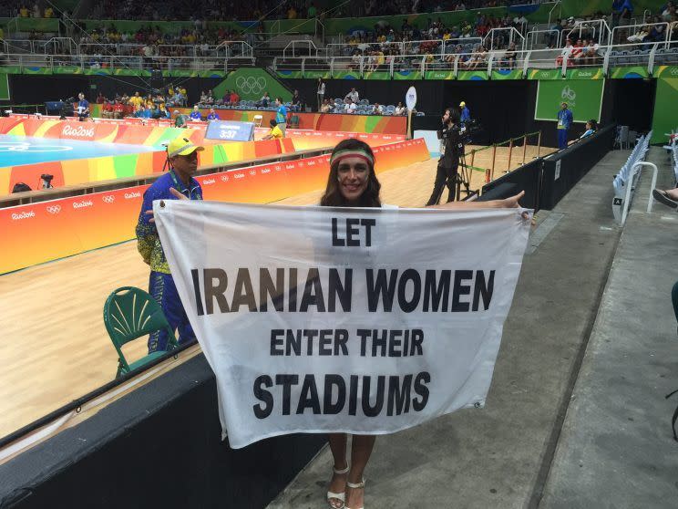 Darya Safai displays the sign that caused controversy during a volleyball match at the 2016 Summer Olympic Games in Rio. (Yahoo Sports)