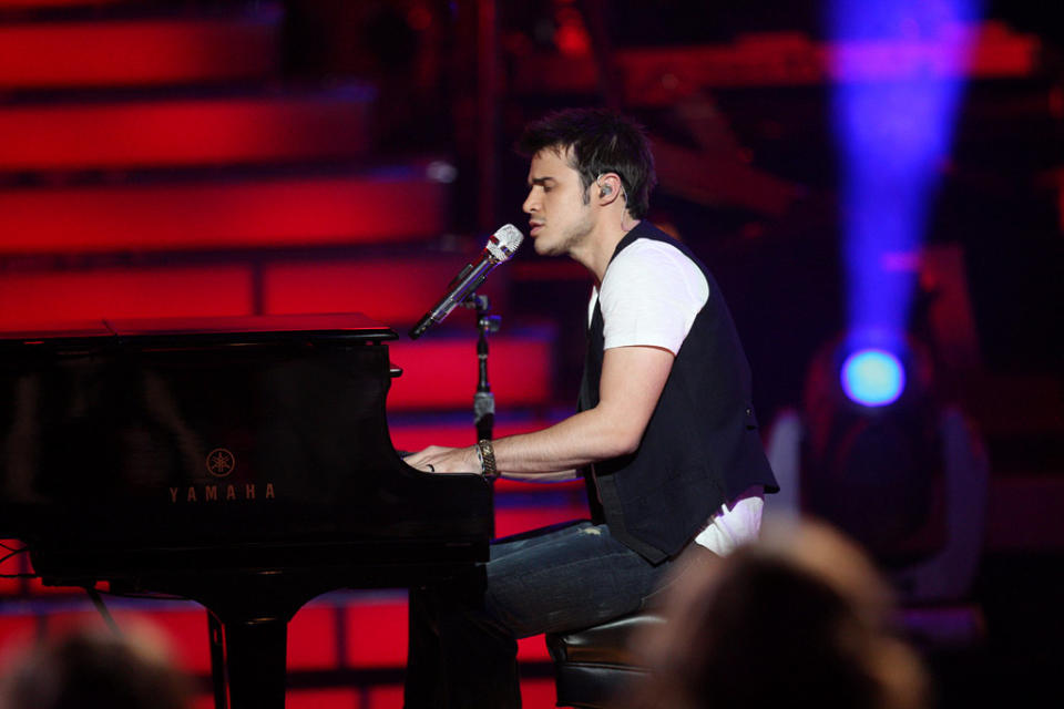 Kris Allen performs "Ain't No Sunshine" by Bill Withers (Contestant's Favorite) on "American Idol."