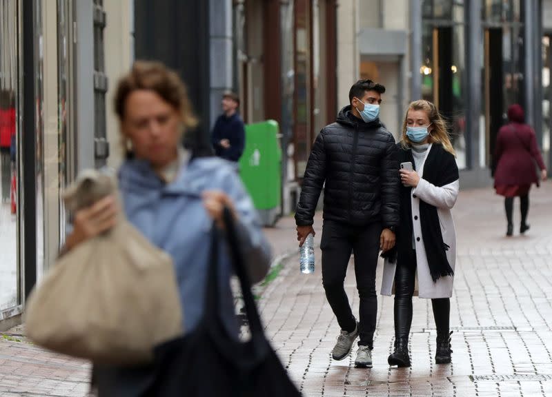 People with and without masks shop in Amsterdam