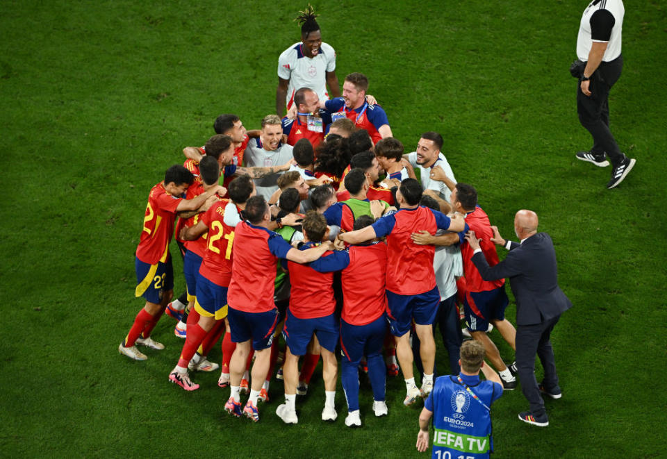 �� Ouch! Security guard injures Alvaro Morata during Spain celebrations