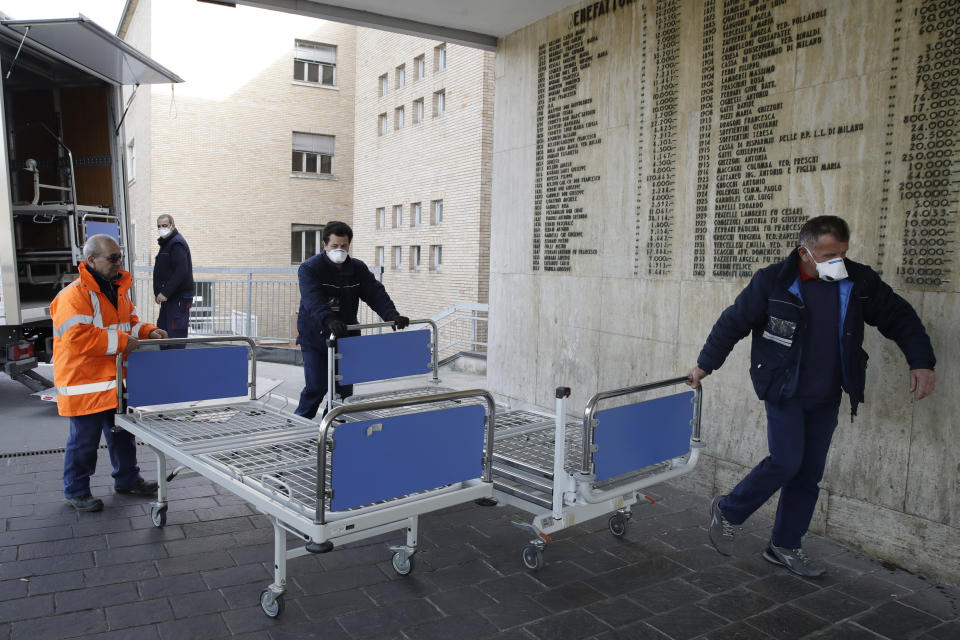 En esta imagen de archivo, tomada el 21 de febrero 2020, operarios llevan nuevas camas al interior del hospital de Codogno, cerca de Lodi, en el norte de Italia. (AP Foto/Luca Bruno)