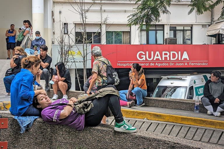 En la última semana en el Hospital Fernández, en la ciudad, se vieron largas colas de pacientes que esperaban su turno para la guardia