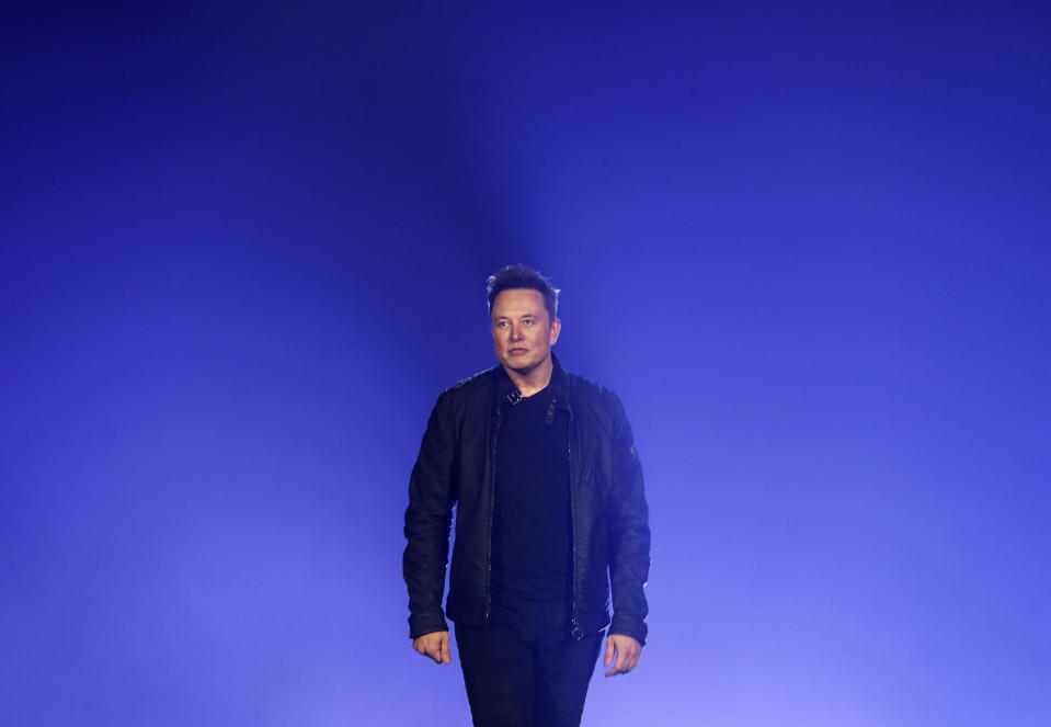 ARCHIVO - El director general de Tesla, Elon Musk, presenta la Cybertruck en el estudio de diseño de la empresa en Hawthorne, California, el 21 de noviembre de 2019. (AP Foto/Ringo H.W. Chiu, Archivo)