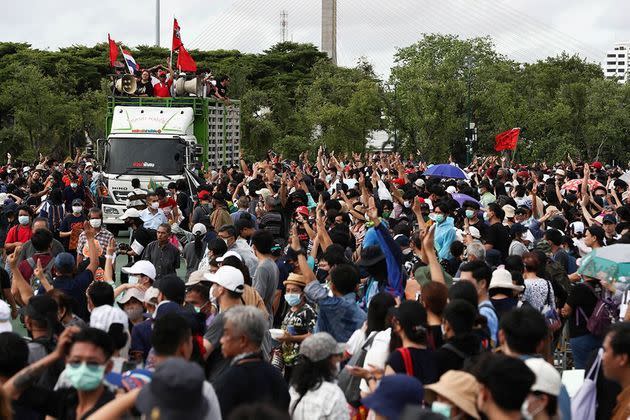 <p>Des milliers de jeunes ont commencé à manifester samedi à Bangkok, lançant une mobilisation de deux jours qui s'annonce massive contre le gouvernement... et la monarchie. </p>