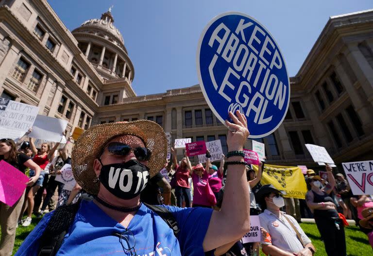 Manifestantes por el derecho al aborto se concentran frente al capitolio estatal en Austin, Texas, 14 de mayo de 2022. 