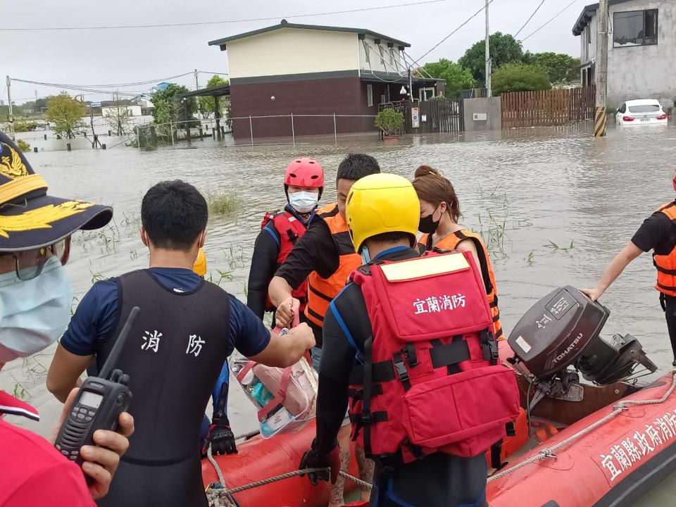  8 名遊客原本住在宜蘭民宿，但民宿四周卻因大雨造成淹水。   圖: 翻攝自消防署臉書