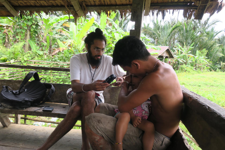 Manvir Singh, antropólogo y autor del nuevo estudio, graba el habla en el sur de Siberut, Indonesia, en 2017. (Manvir Singh vía The New York Times)
