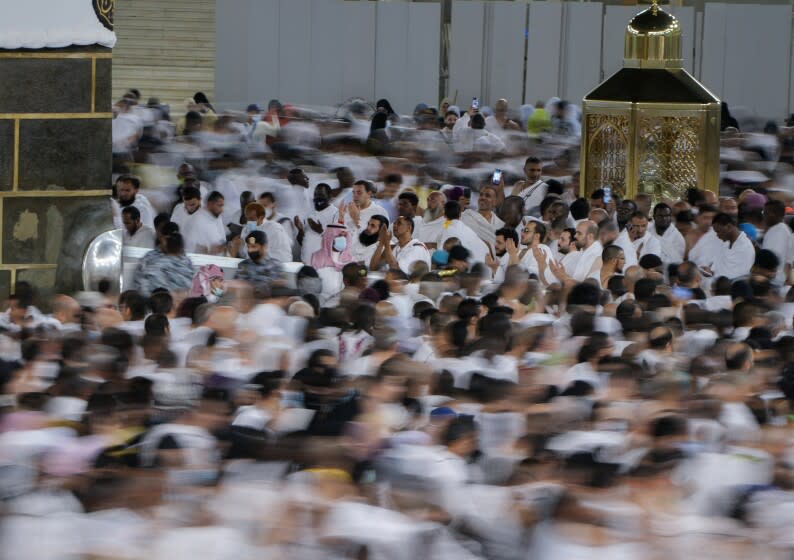 En esta imagen tomada con obturación lenta, peregrinos musulmanes rezan mientras otros rodean la Kaaba, un edificio cúbico en la Gran Mezquita de Meca, Arabia Saudí, el miércoles 6 de julio de 2022. (AP Foto/Amr Nabil)