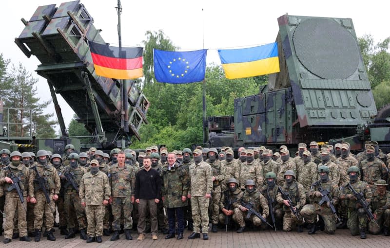 German Defense Minister Boris Pistorius and Ukrainian President Volodymyr Zelensky soldiers in front "Patriot" anti-aircraft missile systems during their visit to a military training area.  Jens Buttner/dpa