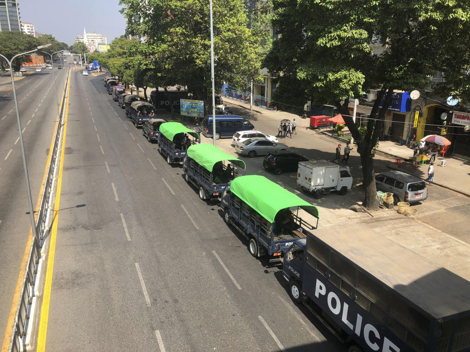 La città di Yangon presidiata dai militari il giorno dopo il colpo di Stato che ha portato all'arresto della leader del Paese, Aung San Suu Kyi (Andrew Nachemson via AP)