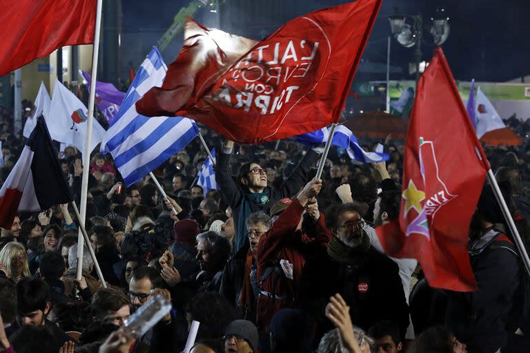 Miles de partidarios de Syriza festejando un triunfo electoral en las calles de Atenas en 2020