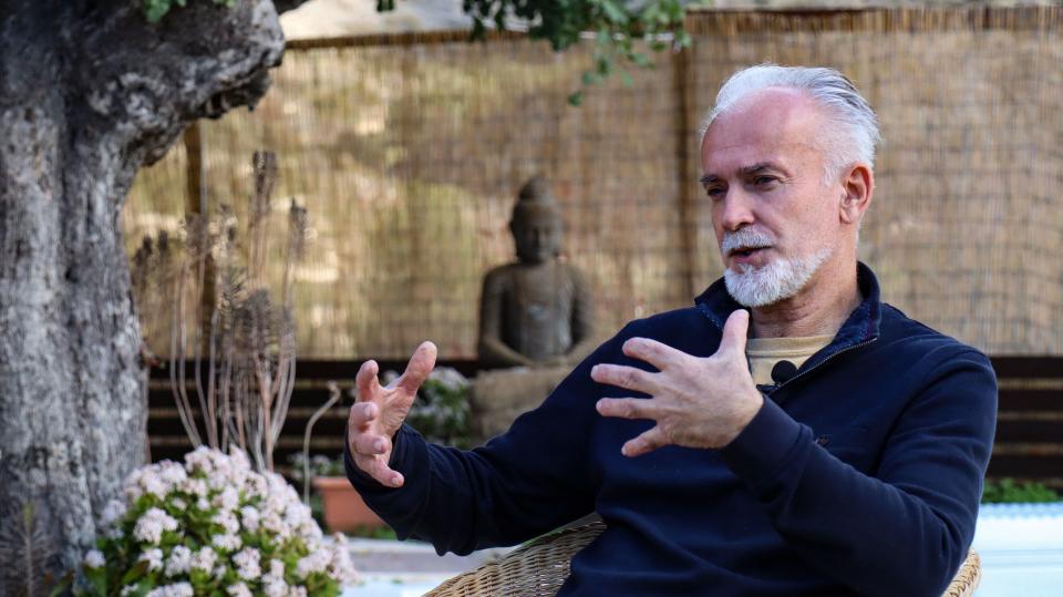 El doctor Igor Cetojevic en su casa de la localidad chipriota de Fasuola. (Foto: Etienne Torbey / AFP / Getty Images).