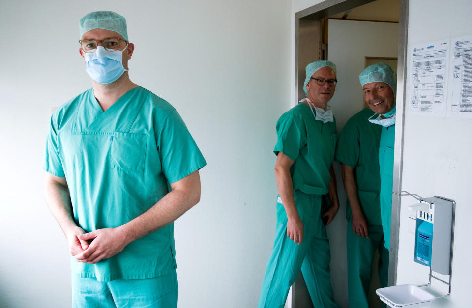 Muchas sorpresas en la lista de los países del mundo con los sistemas sanitarios más eficientes. En la imagen, médicos en un hospital de Alemania. Foto: Christian Charisius/Pool via REUTERS