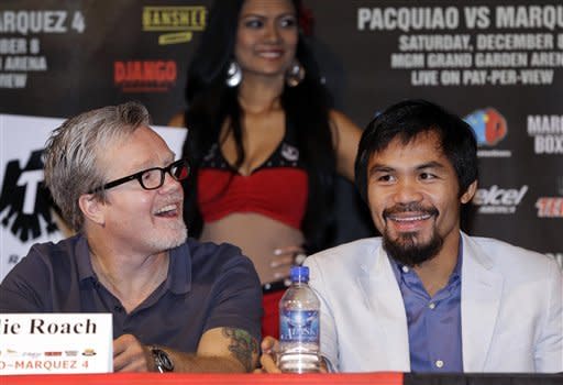 Manny Pacquiao (der.) junto a su entrenador Freddie Roach. (AP Photo/Julie Jacobson)