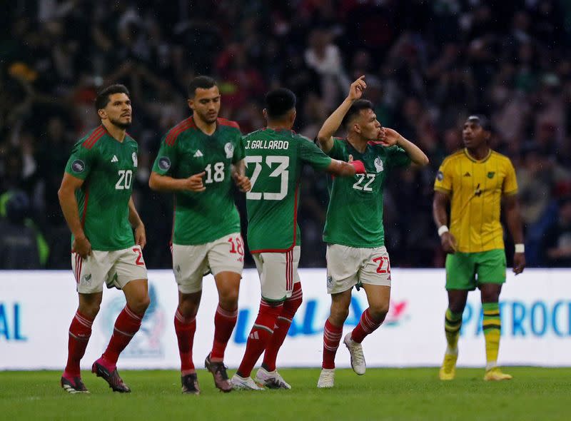 Hirving Lozano (22) celebra con sus compañeros el gol con el que México empató ante Jamaica en la Liga de Naciones de la Concacaf