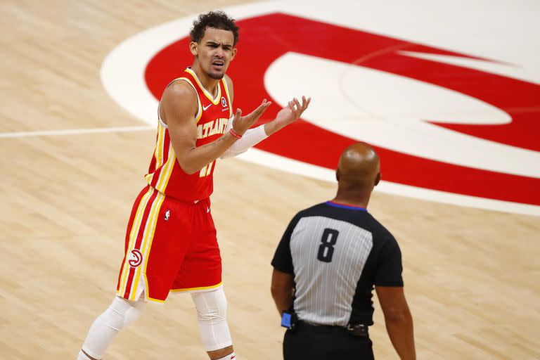 Trae Young discute con el referí Marc Davis; la estrella de Atlanta se vio involucrada en una desafortunada acción con otro de los jueces, Sean Wright, y se lesionó el tobillo derecho