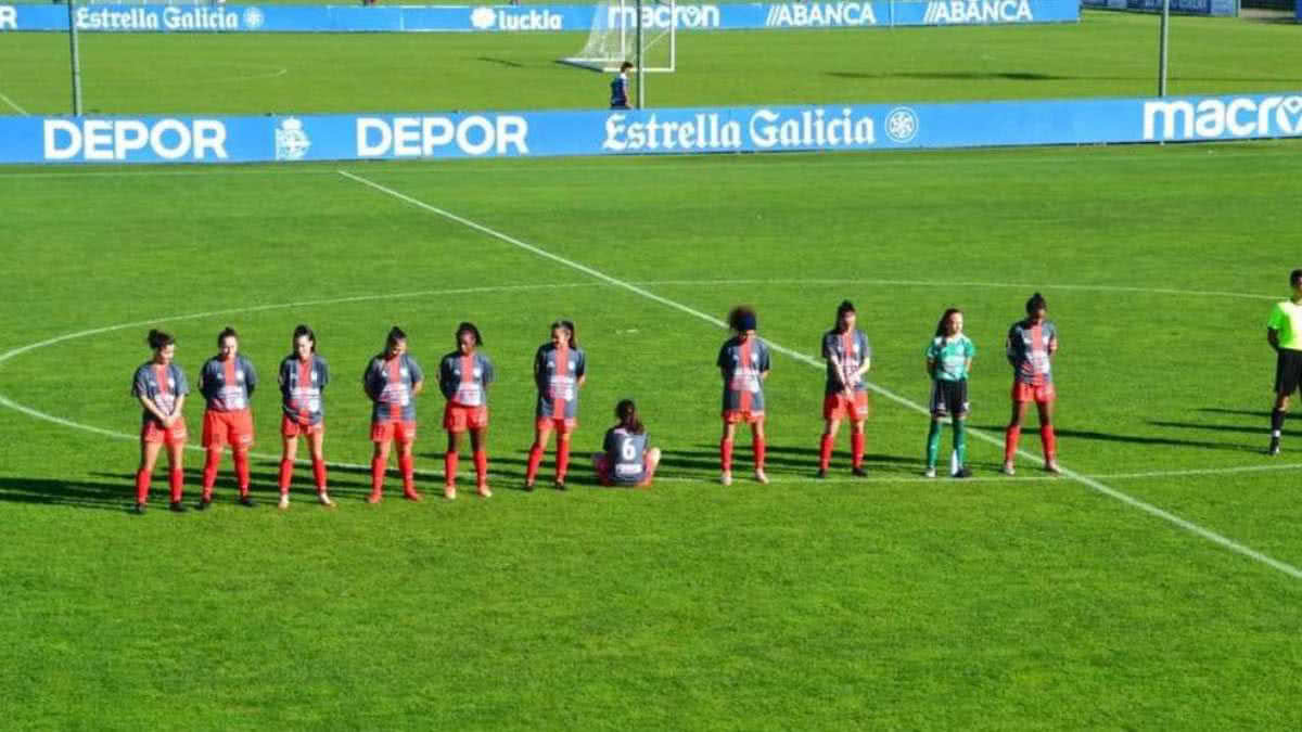 La futbolista Paula Dapena se sentó en el suelo y dio la espalda durante el minuto de silencio. Foto: Twitter @GoalEspana