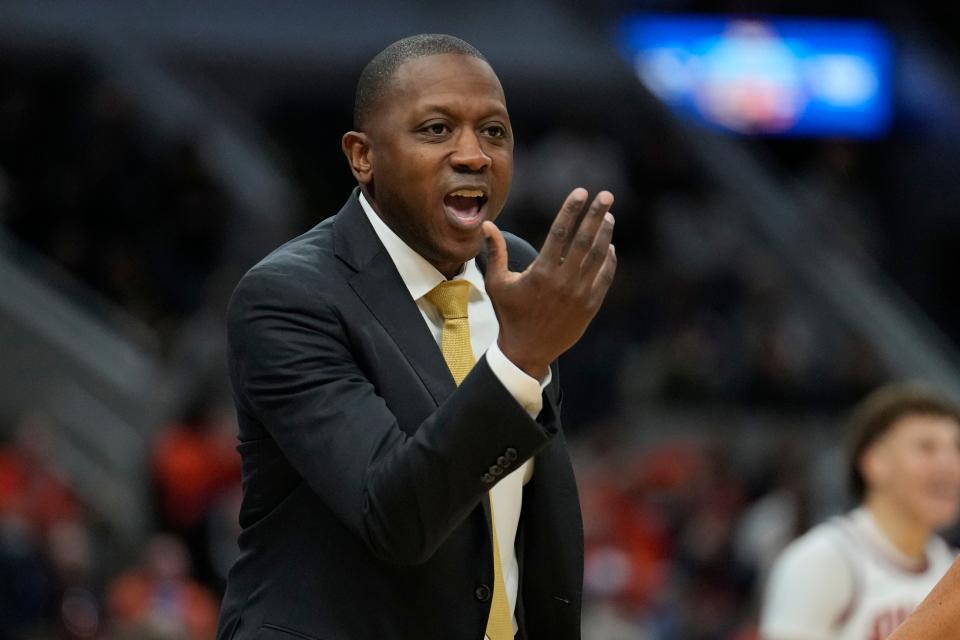 Missouri head coach Dennis Gates is seen on the sidelines during the first half of an NCAA college basketball game against Illinois Friday, Dec. 22, 2023, in St. Louis. (AP Photo/Jeff Roberson)