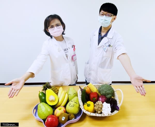 中秋烤肉多油過量影響腸胃及造成腎臟負擔，營新醫院營養師沈碧鳳建議烤肉食材多元化、增加新鮮蔬果及自製烤肉醬，健康無負擔。<br /><br />（記者李嘉祥攝）