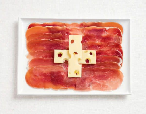 Suiza. Jamón serrano y rebanadas de queso Emmental -que es de origen suizo- fueron los alimentos seleccionados para conformar el símbolo patrio de esta nación.