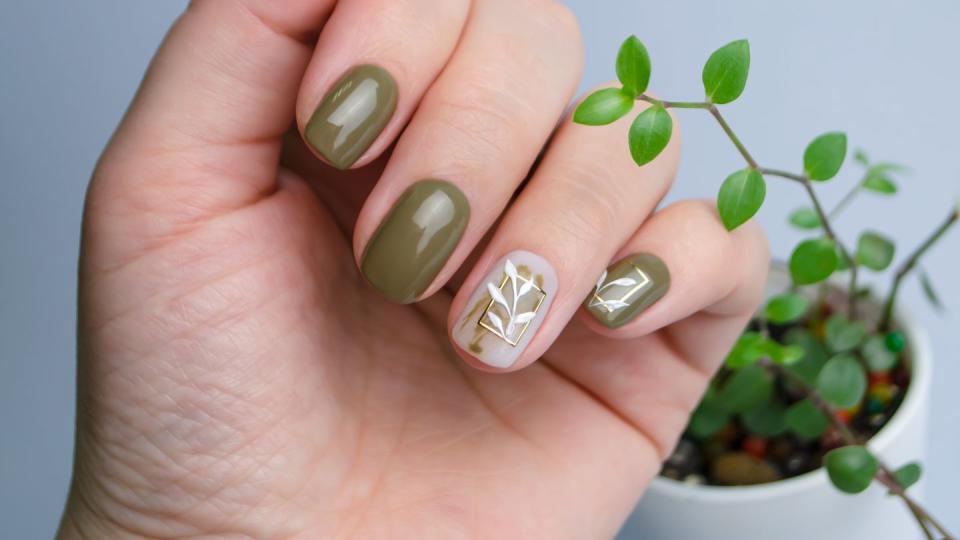 fall nail ideas olive green leaf design