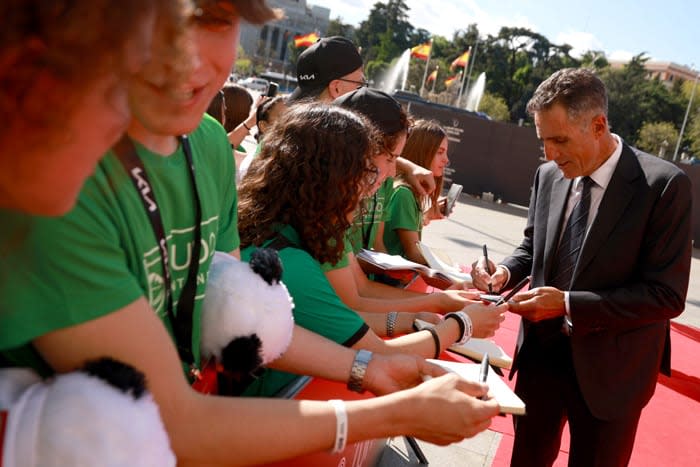 Miguel Indurain firmando autógrafos