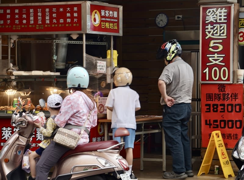 4月失業率3.36%續降（3） 行政院主計總處22日公布4月失業率為3.36%，月減 0.02個百分點，連續2個月下滑，且創24年同月最低表 現，經季節調整後的失業率為3.39%，同步下滑。圖 為高雄市五甲夜市一處店家門外貼有徵才告示。 中央社記者董俊志攝  113年5月22日 