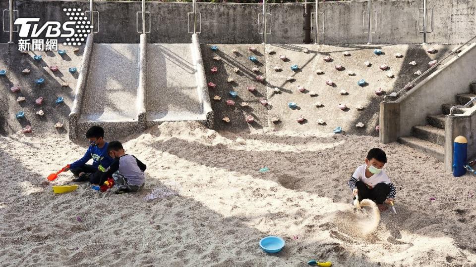 每個人童年時都很期待去公園沙坑玩耍，試著親手堆成各式各樣的造型。（示意圖／shutterstock達志影像）